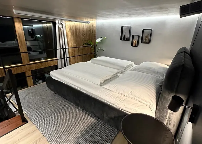 - Mirrored Forest Retreat Hazlov