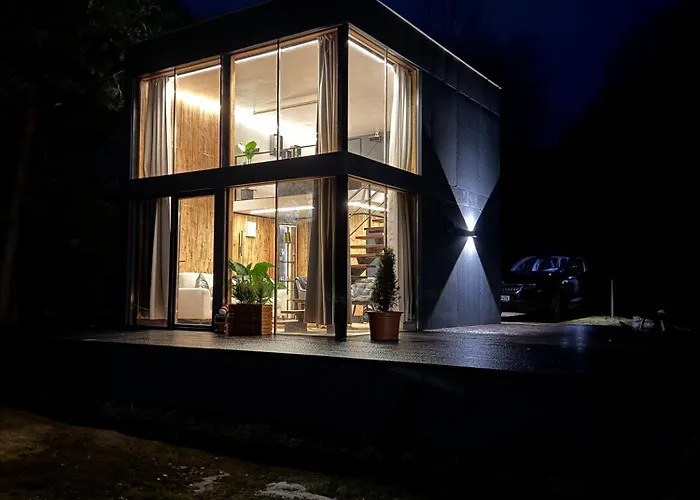 - Mirrored Forest Retreat *